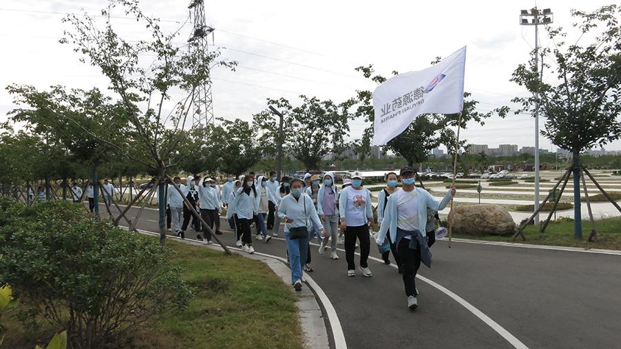 公司團建開展迎國慶勁走、燒烤活動